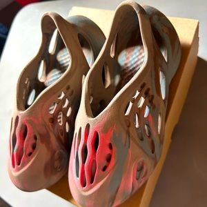 YERZY FOAM RUNNER KIDS ‘MX SAND’